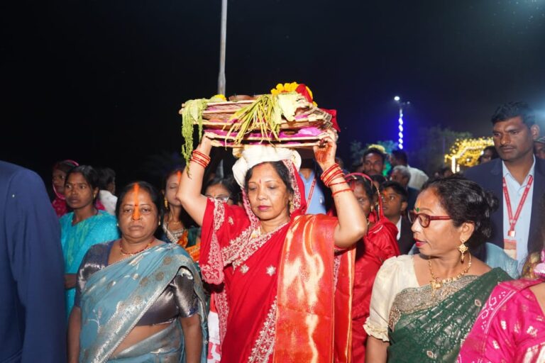 छठ पूजा पर्व पर मुख्यमंत्री की धर्मपत्नी श्रीमती कौशल्या साय ने की पूजा अर्चना, भैरव कुंड धाम, जाताकोना और दुलदुला में हुआ आयोजन