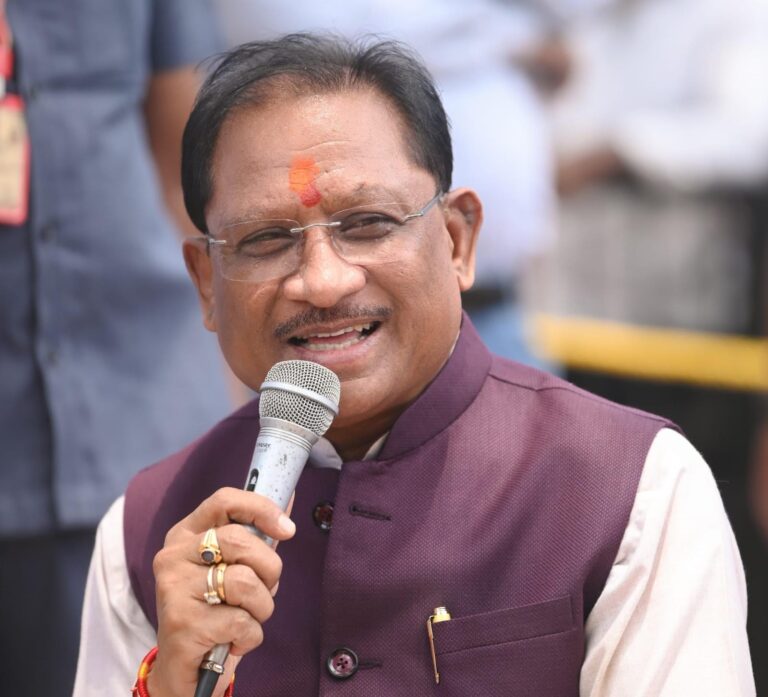 मुख्यमंत्री विष्णु देव साय सुशासन तिहार के लिए हेलीकॉप्टर से रवाना, रायपुर पुलिस ग्राउंड हेलीपेड से शुरू हुआ दौरा….