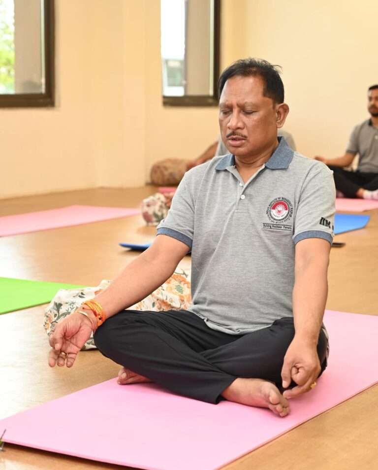 मुख्यमंत्री श्री विष्णु देव साय ने चिंतन शिविर 2.0 के दूसरे दिन योग के साथ की स्वस्थ शुरुआत, मंत्रिमंडल के सदस्यों संग आईआईएम रायपुर में किया योगाभ्यास, दिया स्वस्थ जीवनशैली का संदेश…..
