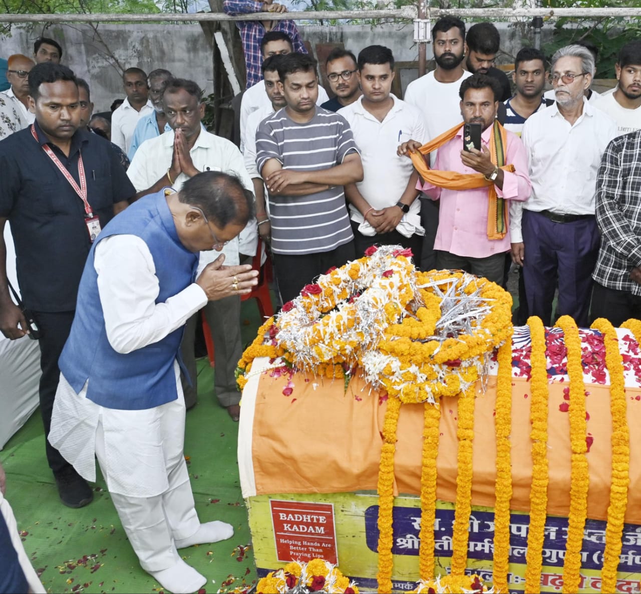 मुख्यमंत्री विष्णुदेव साय ने शहीद एएसपी आकाश राव गिरपुंजे को दी श्रद्धांजलि, नक्सल घटना की सीएम ने की समीक्षा….. मुख्यमंत्री विष्णुदेव साय ने शहीद एएसपी आकाश राव गिरपुंजे को दी श्रद्धांजलि, नक्सल घटना की सीएम ने की समीक्षा…..