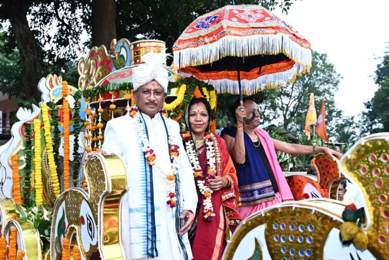 परंपरागत श्रद्धा-भक्ति और उल्लास के वातावरण में निकाली गई भव्य रथयात्रा, भगवान श्री जगन्नाथ, भाई बलभद्र एवं बहन सुभद्रा जगन्नाथ मंदिर दोकड़ा से मौसीबाड़ी पहुंचे, 9 वें दिन होगी भव्य वापसी, मुख्यमंत्री विष्णुदेव साय और उनकी धर्मपत्नी कौशल्या साय रथयात्रा में हुए शामिल, निभाई छेरा-पहरा की रस्म….