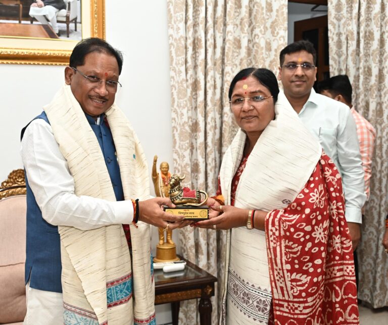 मुख्यमंत्री श्री साय से केंद्रीय महिला एवं बाल विकास राज्य मंत्री श्रीमती सावित्री ठाकुर ने की सौजन्य मुलाकात, नक्सल क्षेत्रों में 159 आंगनबाड़ी केंद्र, 70 लाख महिलाओं को ₹10,431 करोड़ – सशक्तिकरण की नई मिसाल…..