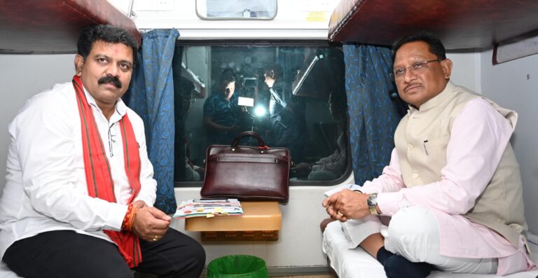 मुख्यमंत्री विष्णु देव साय ने रायपुर से अंबिकापुर के लिए शुरू की ट्रेन यात्रा, मैनपाट में भाजपा की तीन दिवसीय प्रशिक्षण कार्यशाला में होंगे शामिल…..