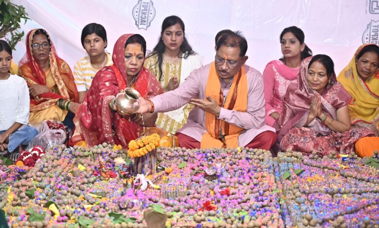 मुख्यमंत्री विष्णुदेव साय ने फलेश्वरनाथ महादेव मंदिर में की पूजा-अर्चना, प्रदेश की सुख-समृद्धि के लिए की मंगलकामना….. मुख्यमंत्री विष्णुदेव साय ने फलेश्वरनाथ महादेव मंदिर में की पूजा-अर्चना, प्रदेश की सुख-समृद्धि के लिए की मंगलकामना…..
