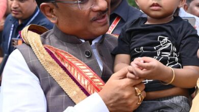 सरल और सहज मुख्यमंत्री विष्णु देव साय का दिखा अपनत्व, नन्हे इवान को गोद में लेकर किया दुलार…..