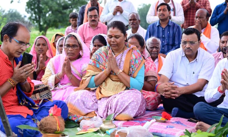 वर्षों से लंबित जनता की मांग को विधायक गोमती साय ने किया पूरा..मेन रोड से शब्दमुण्डा पहुँच मार्ग 2.10 km एवं कोटानपानी से तिलँगा पहुँच मार्ग 6.60 km का किया भूमिपूजन….. वर्षों से लंबित जनता की मांग को विधायक गोमती साय ने किया पूरा..मेन रोड से शब्दमुण्डा पहुँच मार्ग 2.10 km एवं कोटानपानी से तिलँगा पहुँच मार्ग 6.60 km का किया भूमिपूजन…..
