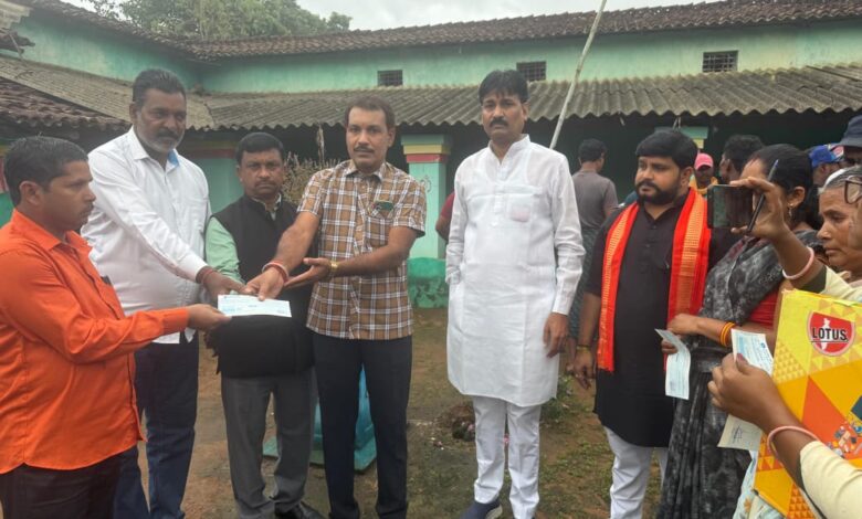 मुख्यमंत्री विष्णुदेव साय के निर्देश पर जुरुडांड में गणेश विसर्जन की झांकी के दौरान हुए दर्दनाक हादसे के पीड़ित परिवारों को 32 लाख की दी गई आर्थिक सहायता, मुख्यमंत्री स्वेच्छानुदान मद से मृतकों के परिजनों को 5-5 लाख और घायलों को 50-50 हजार की दी गई आर्थिक मदद….. मुख्यमंत्री विष्णुदेव साय के निर्देश पर जुरुडांड में गणेश विसर्जन की झांकी के दौरान हुए दर्दनाक हादसे के पीड़ित परिवारों को 32 लाख की दी गई आर्थिक सहायता, मुख्यमंत्री स्वेच्छानुदान मद से मृतकों के परिजनों को 5-5 लाख और घायलों को 50-50 हजार की दी गई आर्थिक मदद…..