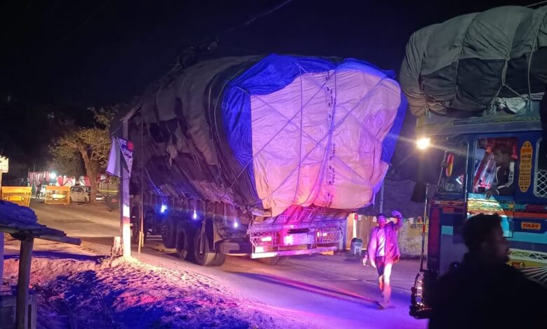 बिजली विभाग की लापरवाही से ट्रक की चपेट में खंभा टूटा, मुख्य मार्ग घंटों रहा बाधित