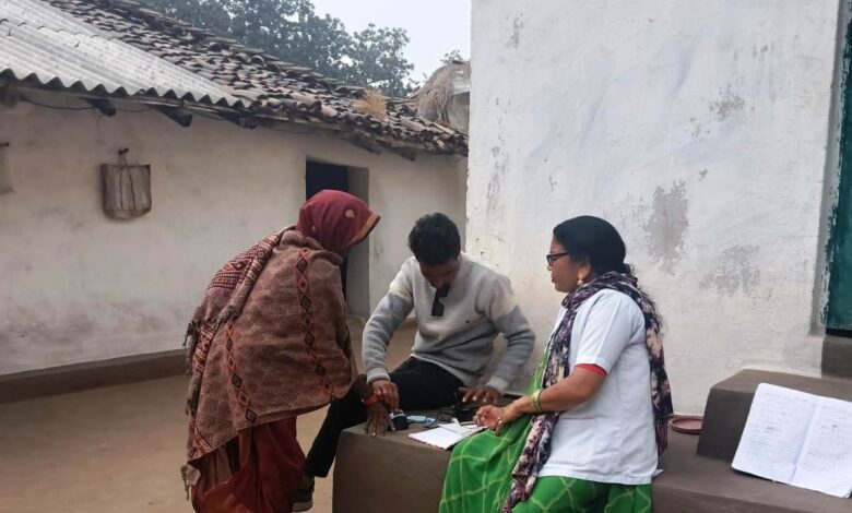 दुर्गम क्षेत्रों में बन रहे वय वंदन कार्ड: स्वास्थ्य विभाग की नवाचारी पहल से बुजुर्गों तक पहुँचा आयुष्मान कवच….