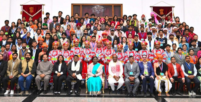 राष्ट्रपति भवन में छत्तीसगढ़ की झांकी कलाकारों का सम्मान: राष्ट्रपति द्रौपदी मुर्मु ने सराही जनजातीय कला, कलाकार हुए भावविभोर….