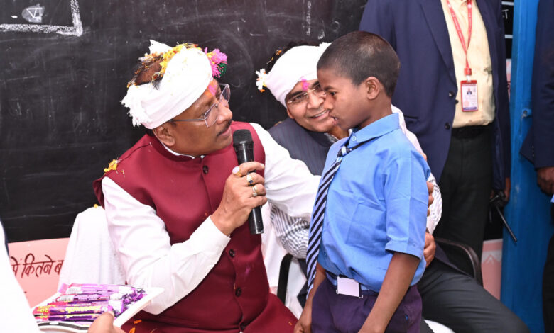 कुरुषनार में विद्यार्थियों की सुविधा के लिए बनेगा अतिरिक्त कक्ष: मुख्यमंत्री विष्णु देव साय बालक आश्रम के निरीक्षण के दौरान मौके पर ही दी स्वीकृति…..