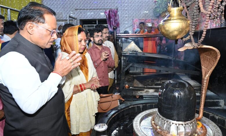 महाशिवरात्रि पर बाबा धाम में मुख्यमंत्री विष्णु देव साय ने की पूजा-अर्चना, 1.20 करोड़ के विकास कार्यों का शिलान्यास महाशिवरात्रि पर बाबा धाम में मुख्यमंत्री विष्णु देव साय ने की पूजा-अर्चना, 1.20 करोड़ के विकास कार्यों का शिलान्यास