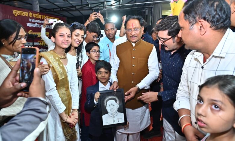 मुख्यमंत्री विष्णुदेव साय को मिलीं जन-जन की शुभकामनाएं, जन्मदिन पर मुख्यमंत्री निवास बना उल्लास का केंद्र