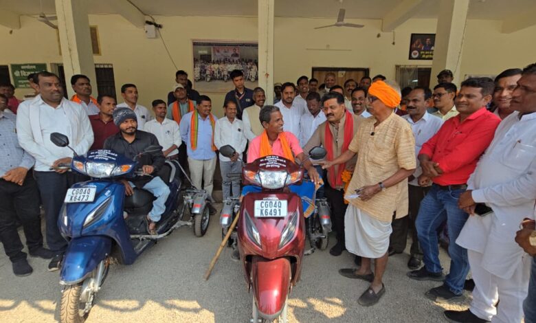 उपमुख्यमंत्री विजय शर्मा की तत्परता से दो दिव्यांगों को मिली स्कूटी: दिव्यांग धरम सिंह पटेल और उलख राम पटेल चेहरे पर लौटी मुस्कान….