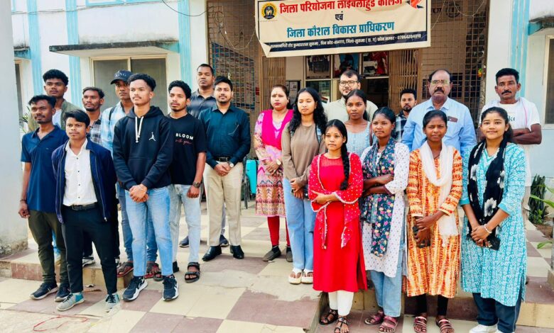 नक्सल प्रभावित सुकमा से आत्मनिर्भरता की ओर बढ़ते कदम: आकांक्षा प्रोजेक्ट के तहत 35 युवा रोजगार हेतु चेन्नई रवाना….