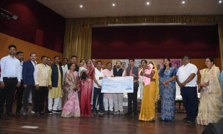 श्रम विभाग की कल्याणकारी योजनाओं का अधिक से अधिक लाभ लेने श्रमिक भाई -बहन बनें जागरूक- राजस्व मंत्री वर्मा…. श्रम विभाग की कल्याणकारी योजनाओं का अधिक से अधिक लाभ लेने श्रमिक भाई -बहन बनें जागरूक- राजस्व मंत्री वर्मा….