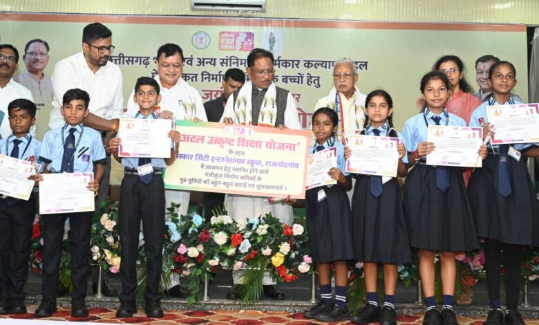 जगदलपुर के श्रमिक की बेटी डिंपल कश्यप अब संस्कार सिटी स्कूल में संवार रही अपना भविष्य…. जगदलपुर के श्रमिक की बेटी डिंपल कश्यप अब संस्कार सिटी स्कूल में संवार रही अपना भविष्य….