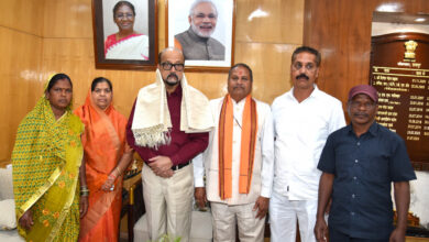 राज्यपाल रमेन डेका से राष्ट्रपति पुरस्कार प्राप्त ढोकरा शिल्प कलाकारों ने की सौजन्य भेंट…. राज्यपाल रमेन डेका से राष्ट्रपति पुरस्कार प्राप्त ढोकरा शिल्प कलाकारों ने की सौजन्य भेंट….