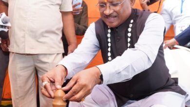 मुख्यमंत्री विष्णु देव साय ने कुम्हार के चाक पर गढ़ा दीया, पारंपरिक शिल्पकारों से किया आत्मीय संवाद: सरगुजा विकास प्राधिकरण की बैठक के दौरान प्रदर्शनी में दिखा माटी से जुड़ाव….. मुख्यमंत्री विष्णु देव साय ने कुम्हार के चाक पर गढ़ा दीया, पारंपरिक शिल्पकारों से किया आत्मीय संवाद: सरगुजा विकास प्राधिकरण की बैठक के दौरान प्रदर्शनी में दिखा माटी से जुड़ाव…..