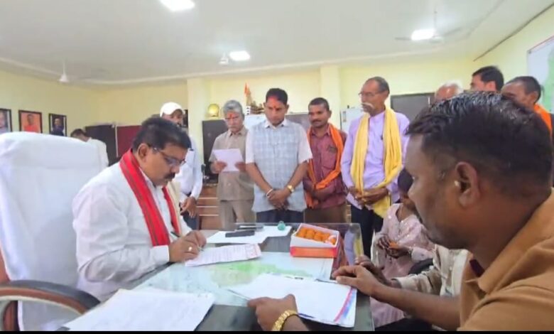 उपमुख्यमंत्री विजय शर्मा ने विधायक कार्यालय में लोगों से की मुलाकात….