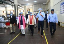 उपमुख्यमंत्री विजय शर्मा एवं वन मंत्री केदार कश्यप ने पशुपालकों एवं बिहान दीदियों के साथ किया आधुनिक डेयरियों का भ्रमण…. उपमुख्यमंत्री विजय शर्मा एवं वन मंत्री केदार कश्यप ने पशुपालकों एवं बिहान दीदियों के साथ किया आधुनिक डेयरियों का भ्रमण….