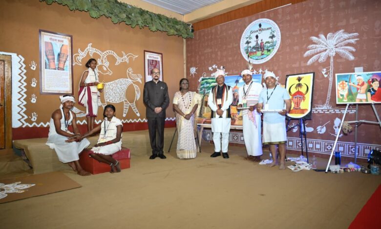 जनजातीय परंपराओं और संस्कृति पर आधारित भव्य प्रदर्शनी का राष्ट्रपति श्रीमती द्रौपदी मुर्मु ने किया अवलोकन…..