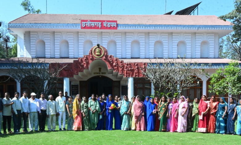 राज्यपाल के गोद ग्राम टेमरी के ग्रामीणों ने किया लोकभवन का भ्रमण…. राज्यपाल के गोद ग्राम टेमरी के ग्रामीणों ने किया लोकभवन का भ्रमण….