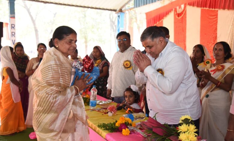 रामगढ़ में मितानिनों द्वारा आयोजित स्वास्थ्य पंचायत सम्मेलन में शामिल हुए पर्यटन एवं संस्कृति मंत्री राजेश अग्रवाल…..