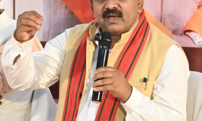 उप मुख्यमंत्री विजय शर्मा ने 30 पुनर्वासित युवाओं को बांटे टूलकिट और मोबाइल….. उप मुख्यमंत्री विजय शर्मा ने 30 पुनर्वासित युवाओं को बांटे टूलकिट और मोबाइल…..