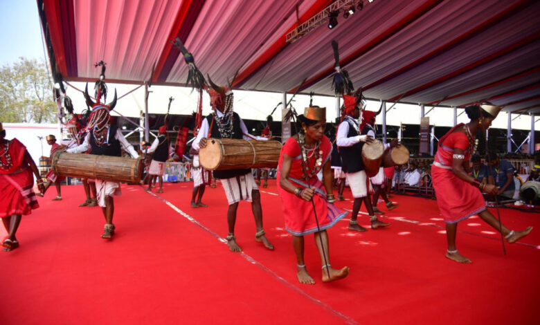 राष्ट्रपति के समक्ष बास्तानार के युवाओं ने ‘गौर नृत्य’ से बिखेरे अद्भुत लोक-रंग….. राष्ट्रपति के समक्ष बास्तानार के युवाओं ने ‘गौर नृत्य’ से बिखेरे अद्भुत लोक-रंग…..