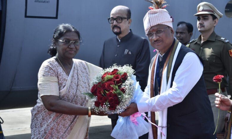राष्ट्रपति द्रौपदी मुर्मू का जगदलपुर के मां दंतेश्वरी एयरपोर्ट में आत्मीय स्वागत…. राष्ट्रपति द्रौपदी मुर्मू का जगदलपुर के मां दंतेश्वरी एयरपोर्ट में आत्मीय स्वागत….