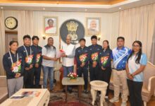 असम के तैराकों ने राज्यपाल डेका से की सौजन्य भेंट, 9 पदक जीतकर बने फर्स्ट रनर-अप…. असम के तैराकों ने राज्यपाल डेका से की सौजन्य भेंट, 9 पदक जीतकर बने फर्स्ट रनर-अप….