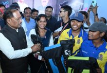 मुख्यमंत्री विष्णु देव साय ने इचकेला की बालिका क्रिकेट खिलाड़ियों को किया सम्मानित: क्रिकेट किट प्रदान कर बढ़ाया उत्साह….