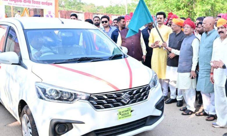 मुख्यमंत्री साय ने 4 शासकीय वाहनों को दिखाई हरी झंडी: राजस्व विभाग को मिले नए वाहन, प्रशासनिक कार्यों में आएगी तेजी और सहूलियत…..