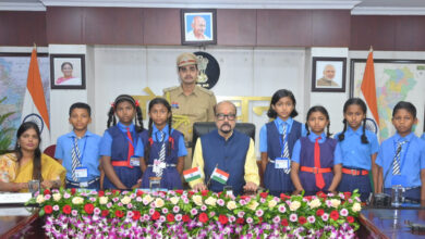 राज्यपाल रमेन डेका से धमतरी के सुदूर वनांचल क्षेत्र के प्रतिभाशाली बच्चों ने की आत्मीय मुलाकात….