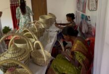 पारंपरिक हस्तशिल्प उत्पाद बना आजीविका का साधन: स्व सहायता समूह से जुड़कर कांसाबेल की महिलाओं ने स्वरोजगार की राह अपनाई….