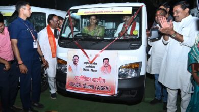 कबीरधाम में ‘दीदियों’ ने संभाली स्टीयरिंग: उप मुख्यमंत्री विजय शर्मा ने 10 समूहों को सौंपी मैजिक वाहन की चाबी, परिवहन व्यवसाय में महिलाओं की एंट्री…..