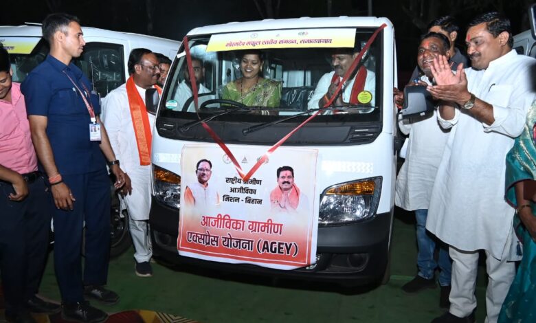 कबीरधाम में ‘दीदियों’ ने संभाली स्टीयरिंग: उप मुख्यमंत्री विजय शर्मा ने 10 समूहों को सौंपी मैजिक वाहन की चाबी, परिवहन व्यवसाय में महिलाओं की एंट्री…..