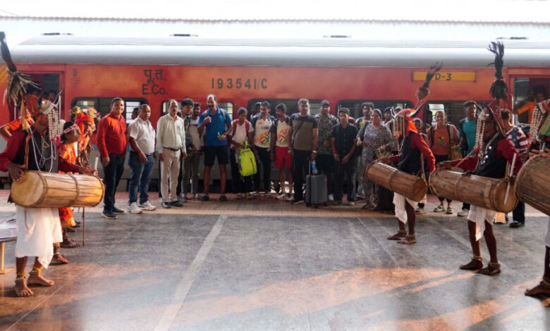 खेलो इंडिया ट्रायबल गेम्स : केरल की एथलेटिक्स टीम पहुंची जगदलपुर, पारंपरिक लोकनृत्य से हुआ भव्य स्वागत….