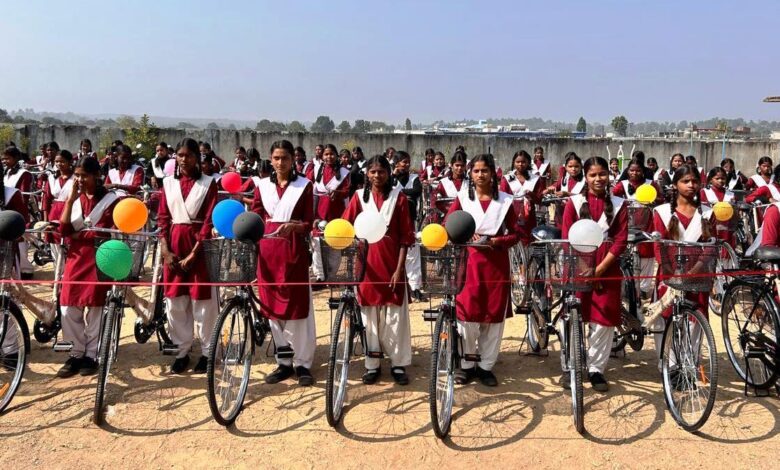 सरस्वती साइकिल योजना और बेटी बचाओ-बेटी पढ़ाओ से सशक्त हो रहीं बेटियां….