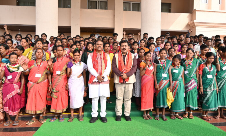 अबुझमाड़िया युवाओं ने अनुभव की लोकतंत्र की कार्यप्रणाली, उपमुख्यमंत्री विजय शर्मा ने अबुझमाड़िया युवाओं से किया आत्मीय संवाद…..