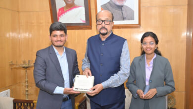 राज्यपाल रमेन डेका से यूनीसेफ के इमेजिन वेंचर के प्रथम भारतीय पुरस्कार विजेता ने की सौजन्य भेंट…. राज्यपाल रमेन डेका से यूनीसेफ के इमेजिन वेंचर के प्रथम भारतीय पुरस्कार विजेता ने की सौजन्य भेंट….