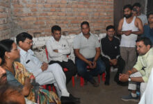 उद्योग मंत्री देवांगन ने शोकाकुल परिवार से मिलकर व्यक्त की गहरी संवेदना, संजय नगर वार्ड के लक्ष्मण बन बस्ती में दो दिन पूर्व बाउंड्रीवॉल डहने से मासूम की गई थी जान…. उद्योग मंत्री देवांगन ने शोकाकुल परिवार से मिलकर व्यक्त की गहरी संवेदना, संजय नगर वार्ड के लक्ष्मण बन बस्ती में दो दिन पूर्व बाउंड्रीवॉल डहने से मासूम की गई थी जान….