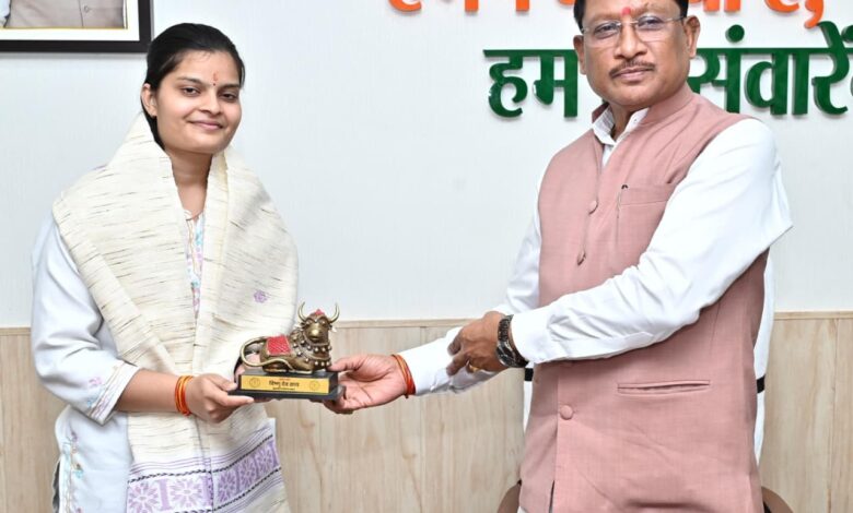 यूपीएससी सिविल सेवा परीक्षा में 35वीं रैंक प्राप्त करने वाली सुश्री वैभवी अग्रवाल को मुख्यमंत्री ने दी बधाई… यूपीएससी सिविल सेवा परीक्षा में 35वीं रैंक प्राप्त करने वाली सुश्री वैभवी अग्रवाल को मुख्यमंत्री ने दी बधाई…