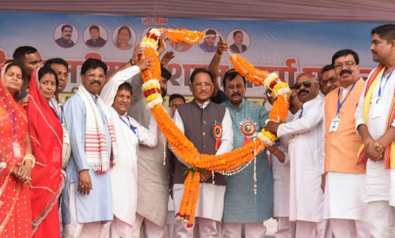 छत्तीसगढ़ में सामूहिक विवाह बना सामाजिक एकता का उत्सव, मुख्यमंत्री ने 13 नवदंपतियों को दिया आशीर्वाद…. छत्तीसगढ़ में सामूहिक विवाह बना सामाजिक एकता का उत्सव, मुख्यमंत्री ने 13 नवदंपतियों को दिया आशीर्वाद….
