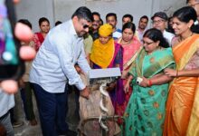 मंत्री गजेन्द्र यादव ने उचित मूल्य दुकान का किया औचक निरीक्षण, स्वयं चावल मापकर मशीन की सटीकता जॉचा…..