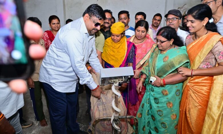 मंत्री गजेन्द्र यादव ने उचित मूल्य दुकान का किया औचक निरीक्षण, स्वयं चावल मापकर मशीन की सटीकता जॉचा…..