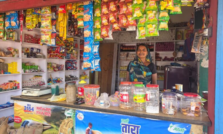 ‘बिहान’ योजना से बदल रही ग्रामीण महिलाओं की तस्वीर, बिलासो बाई बनीं ‘लखपति दीदी’, किराना व्यवसाय से सालाना 2 लाख रुपये तक की बचत, आत्मनिर्भरता की बनी मिसाल….. ‘बिहान’ योजना से बदल रही ग्रामीण महिलाओं की तस्वीर, बिलासो बाई बनीं ‘लखपति दीदी’, किराना व्यवसाय से सालाना 2 लाख रुपये तक की बचत, आत्मनिर्भरता की बनी मिसाल…..