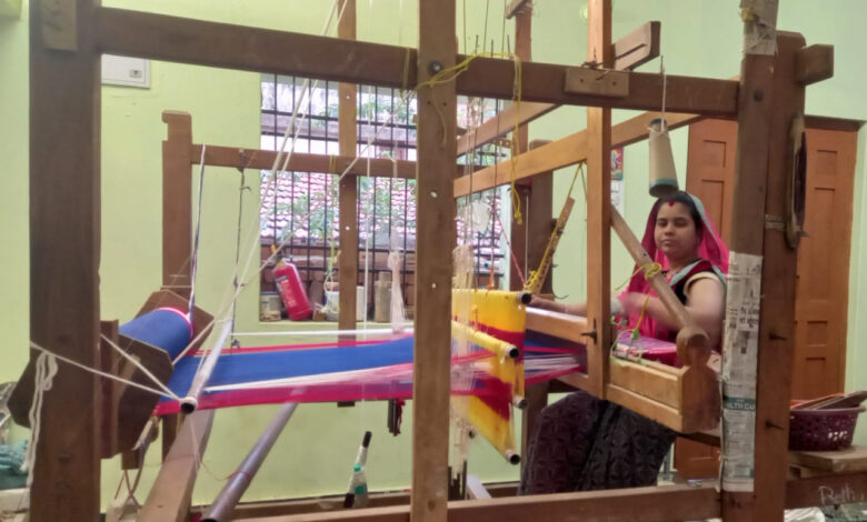 हाथ करघे से कमाई तक- ग्राम नारी की महिलाओं की सफलता का राज….