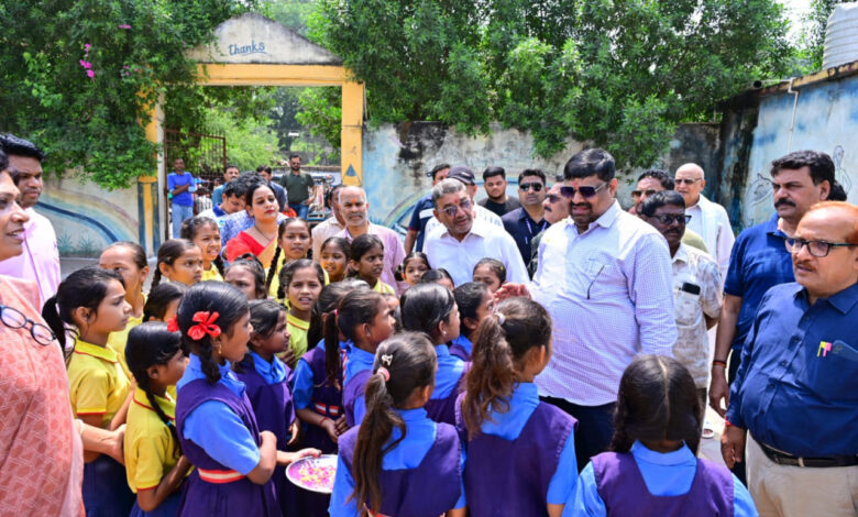शिक्षा मंत्री गजेन्द्र यादव ने दुर्ग के प्राथमिक विद्यालय का किया निरीक्षण: बच्चों को पढ़ाई के लिए किया प्रोत्साहित किया….